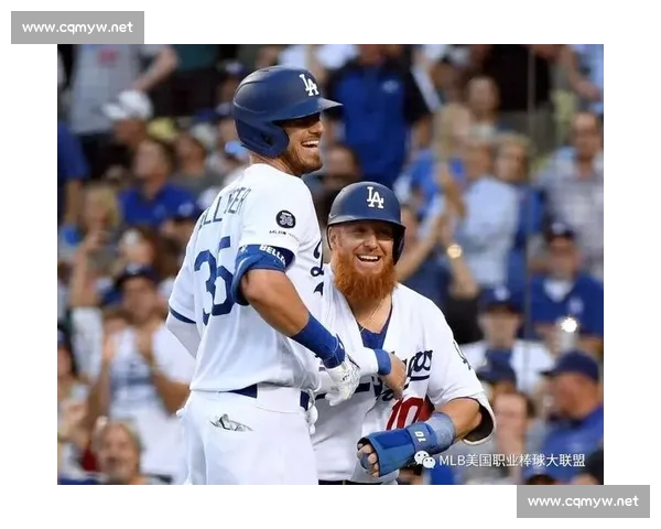 贝林杰轰三分炮 + 暖心互动！扬基 10-1 屠杀光芒，“贝爷” 点燃全场激情